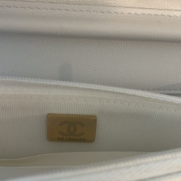 CHANEL purse NEW, off white with golden hardware, box and cards included - Picture 5 of 11